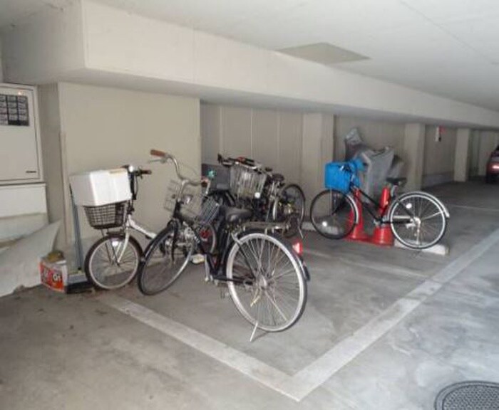 物件外観写真3　(駐輪場)