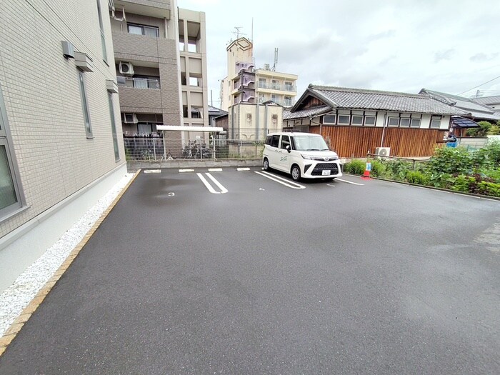 物件外観写真5　(駐車場)
