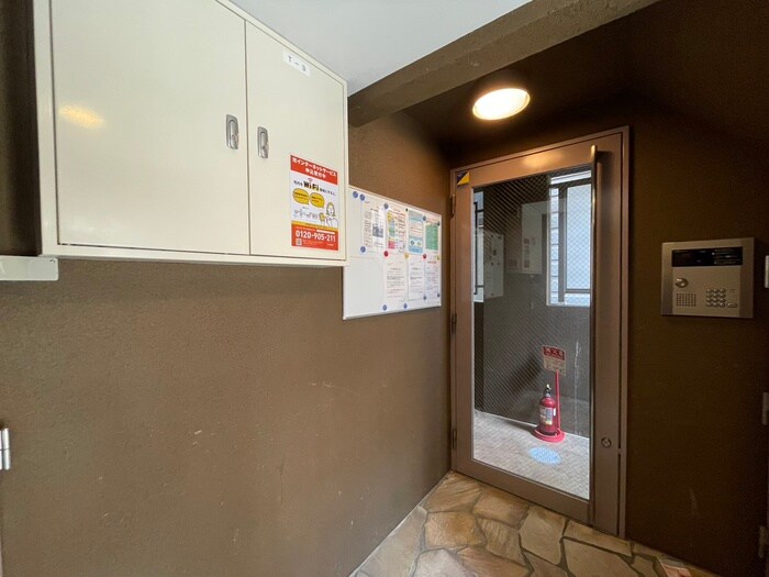 物件外観写真4　(エントランス部分)