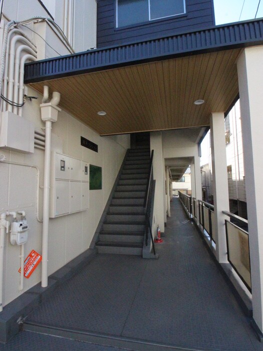 物件外観写真3　(エントランス部分)