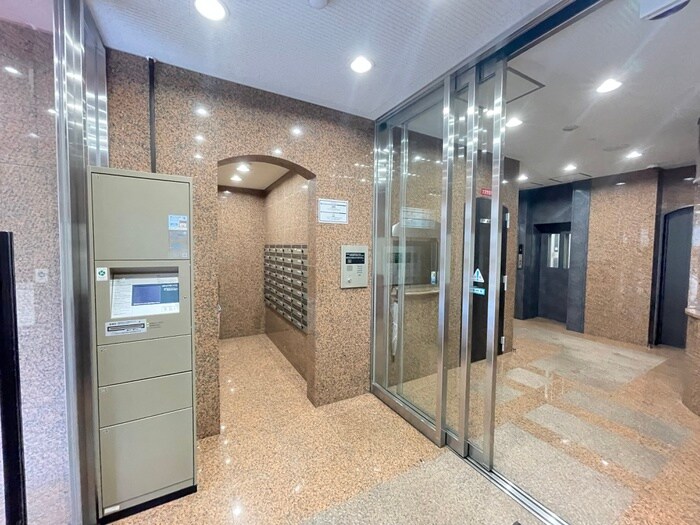 物件外観写真3　(エントランス部分)