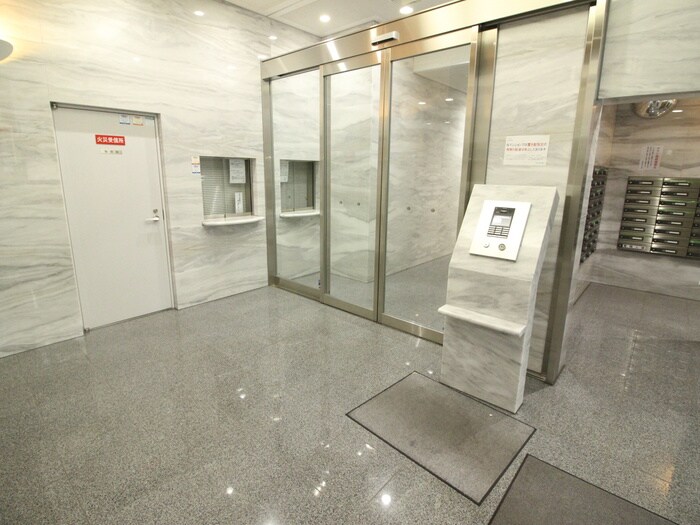 物件外観写真2　(エントランス部分)