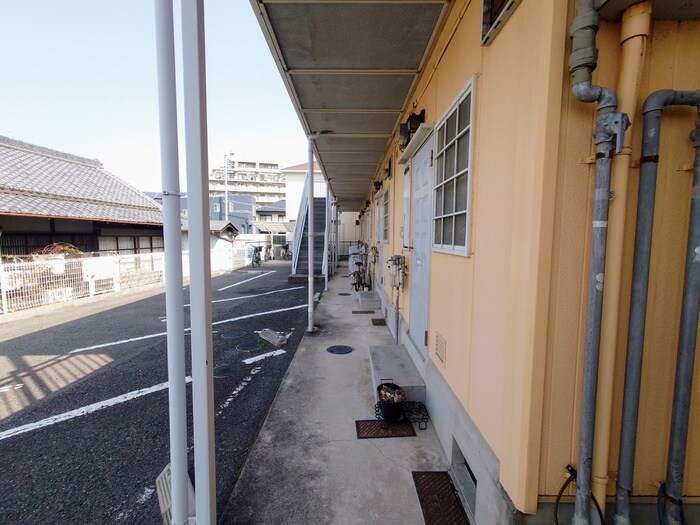 物件外観写真2　(エントランス部分)