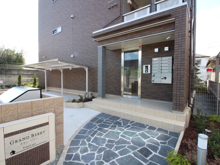 物件外観写真3　(エントランス部分)