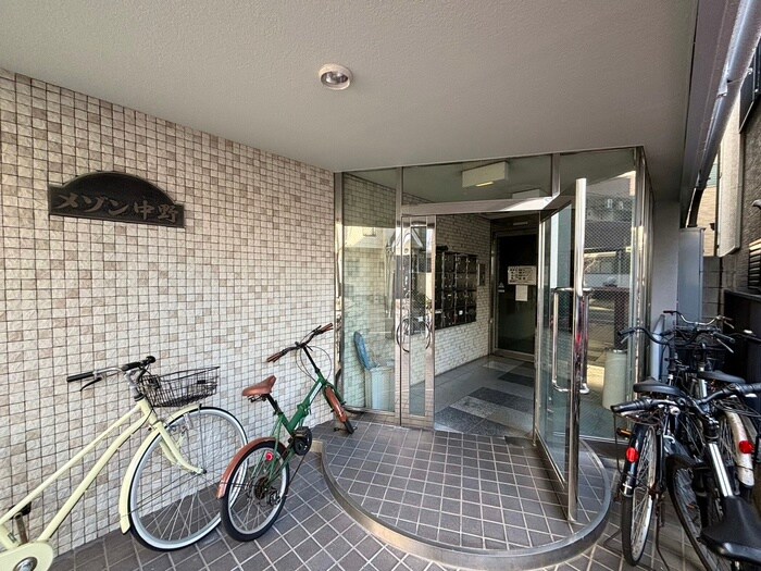 物件外観写真3　(エントランス部分)