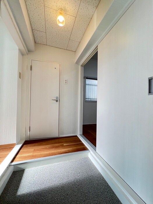 物件内観写真8　(玄関)