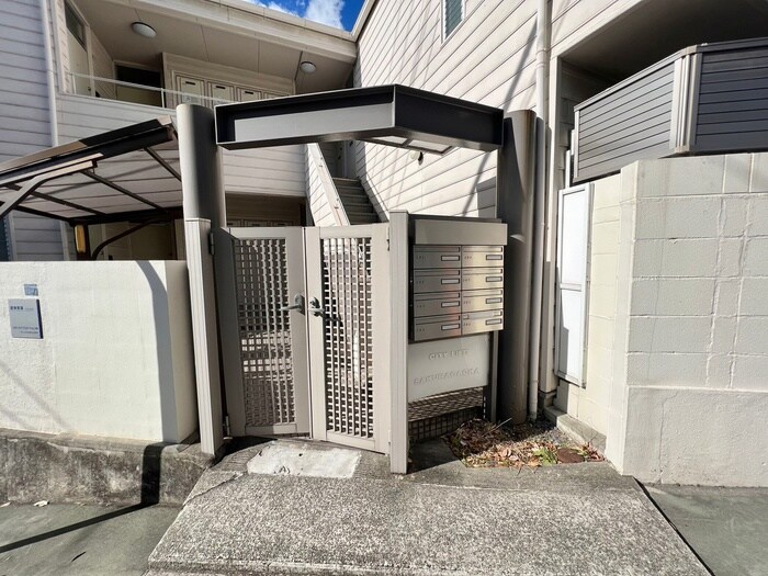 物件外観写真4　(エントランス部分)