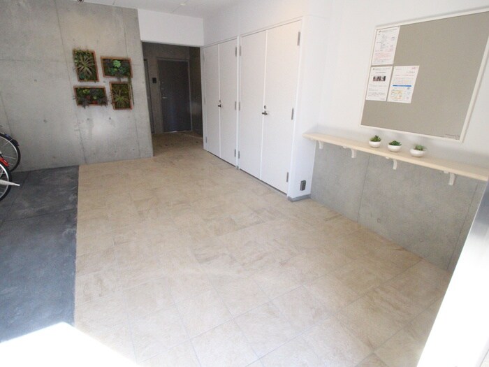 物件外観写真4　(エントランス部分)