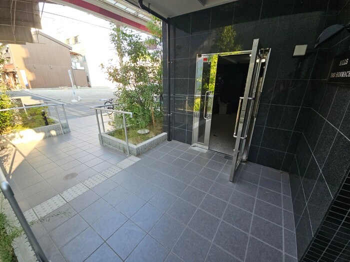 ヒルズ八尾本町のエントランス部分