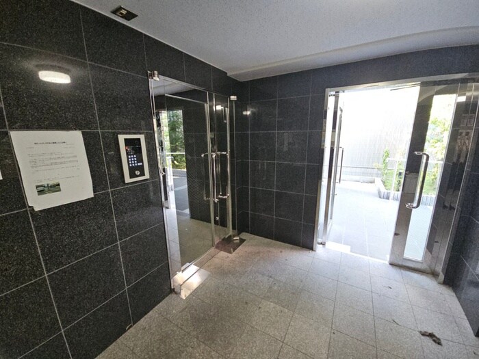 物件外観写真6　(エントランス部分)