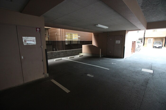 物件外観写真3　(駐車場)