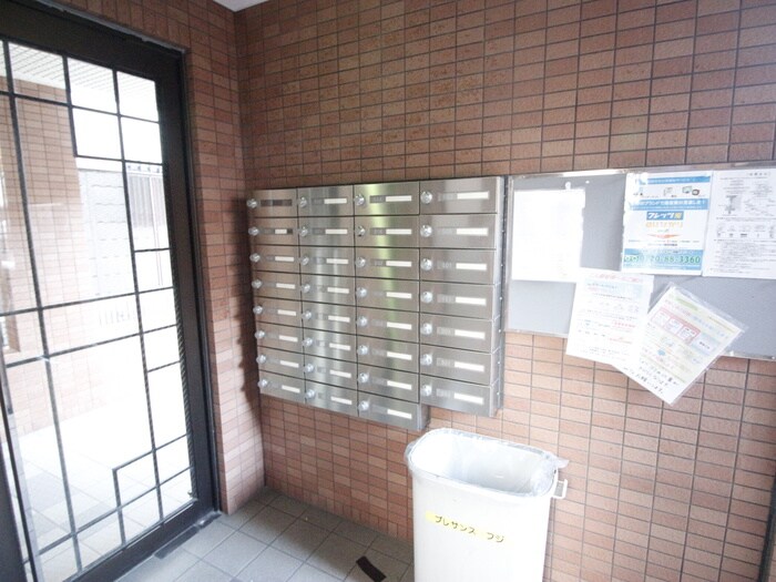 物件外観写真4　(エントランス部分)