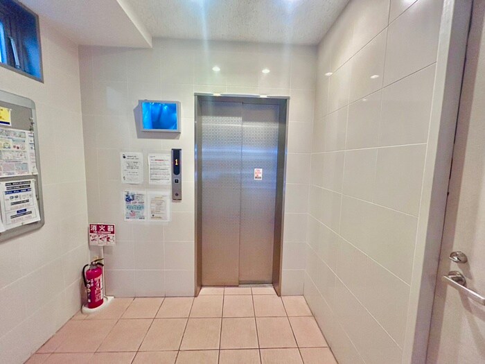 物件外観写真5　(エントランス部分)