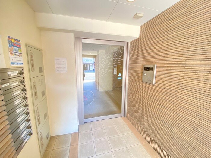 物件外観写真2　(エントランス部分)