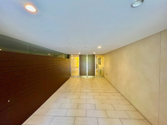 物件外観写真3　(エントランス部分)