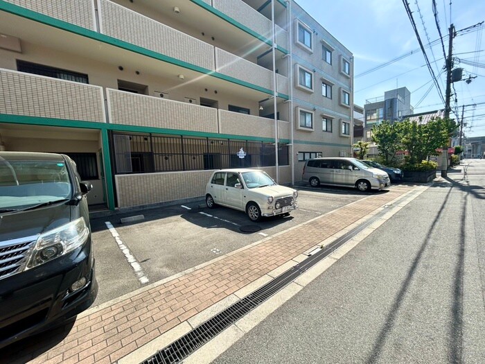 物件外観写真4　(駐車場)