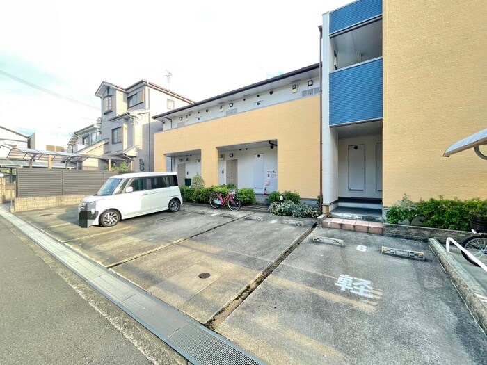 物件外観写真3　(駐車場)