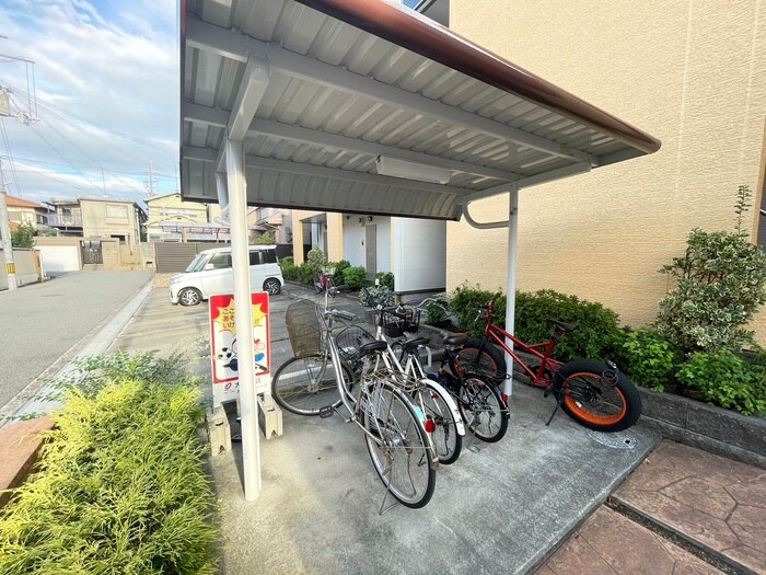 物件外観写真4　(駐輪場)