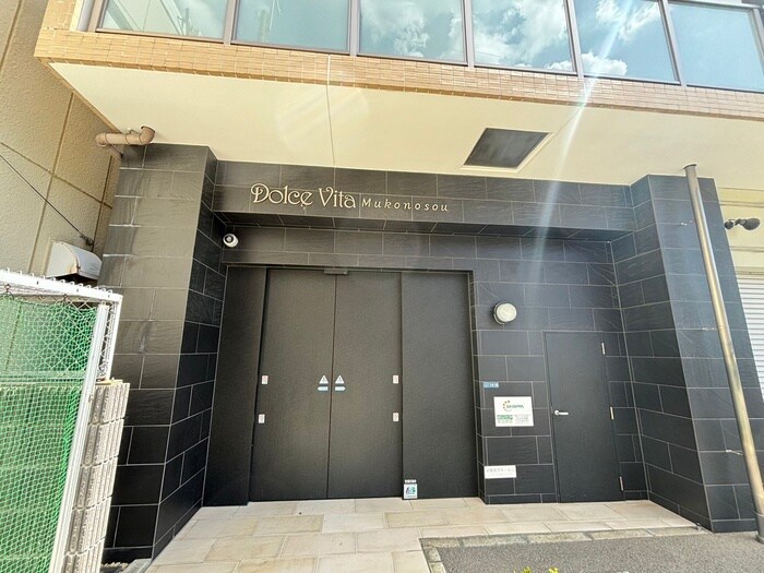 物件外観写真4　(エントランス部分)