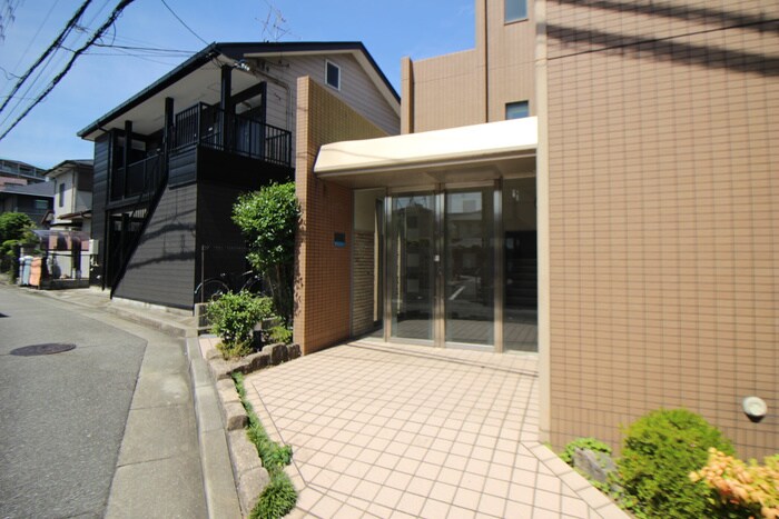 物件外観写真3　(エントランス部分)