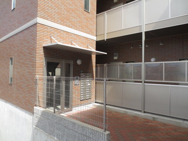 物件外観写真2　(エントランス部分)