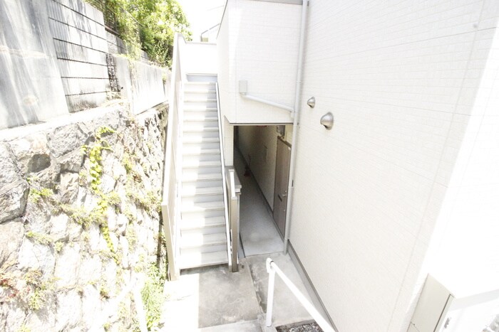 物件外観写真6　(エントランス部分)