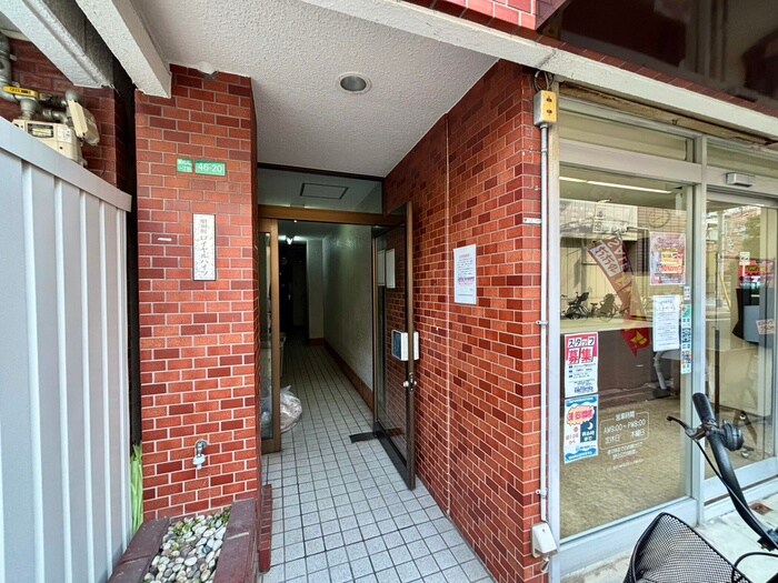 物件外観写真2　(エントランス部分)