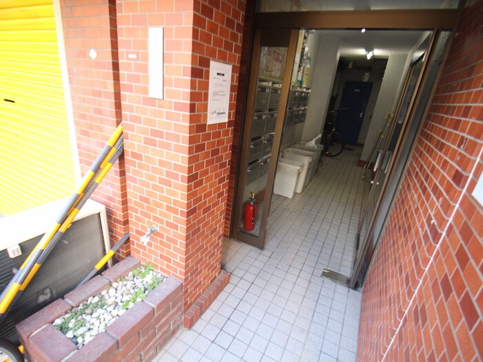 物件外観写真6　(エントランス部分)