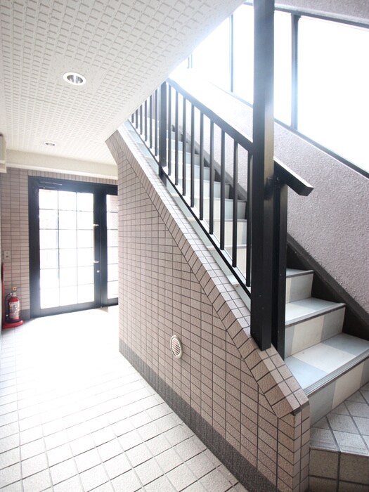 物件外観写真6　(エントランス部分)