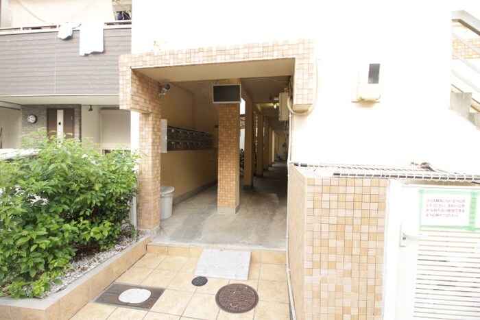 物件外観写真2　(エントランス部分)
