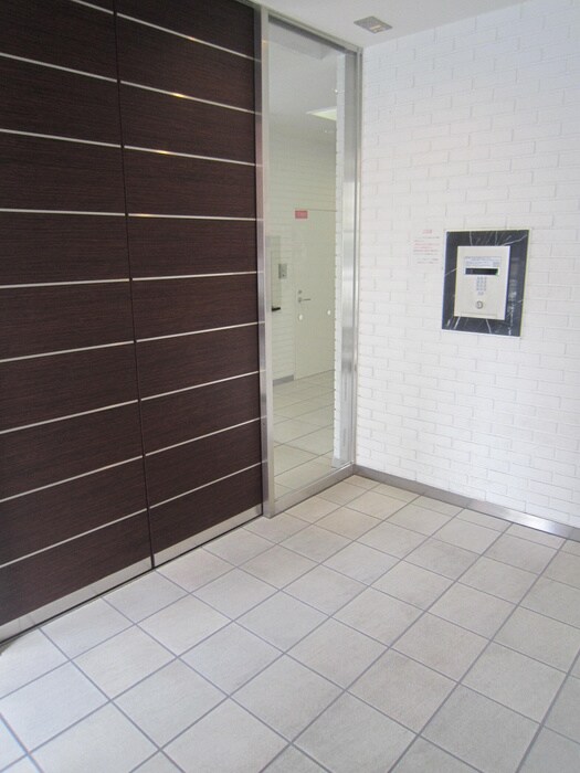 物件外観写真6　(エントランス部分)