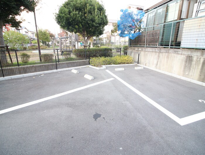 物件外観写真4　(駐車場)