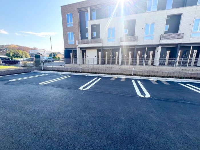 物件外観写真6　(駐車場)