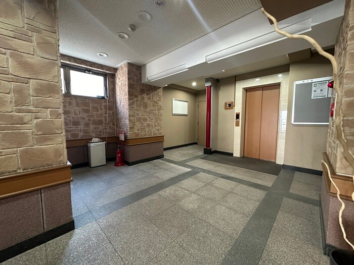 物件外観写真3　(エントランス部分)