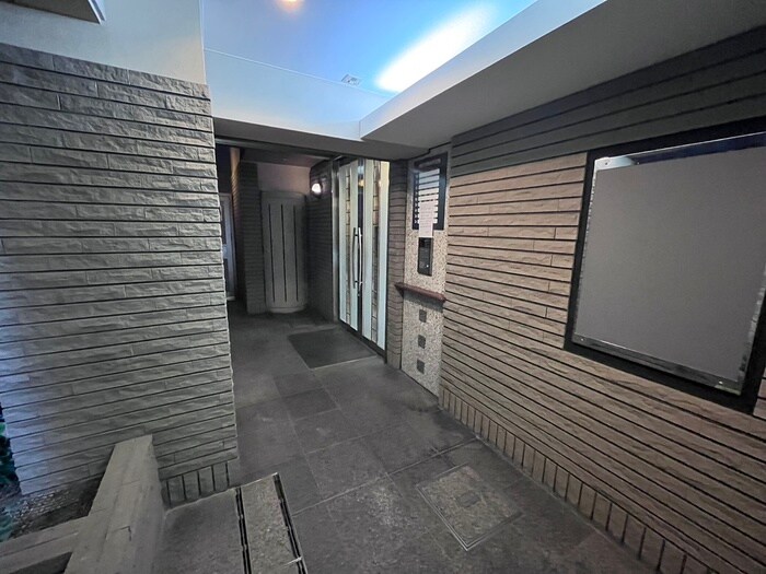 物件外観写真4　(エントランス部分)