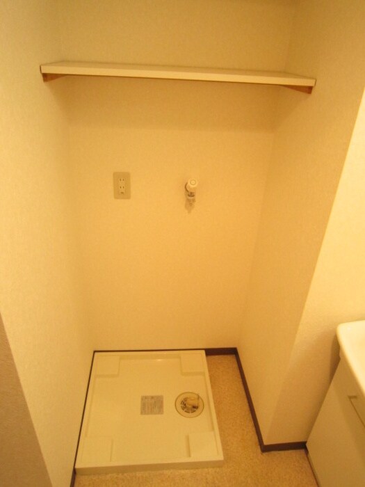 物件内観写真16　(洗濯機置場)