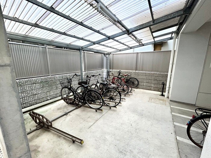 物件外観写真4　(駐輪場)