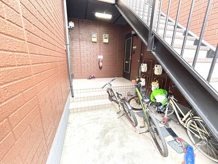 物件外観写真3　(エントランス部分)