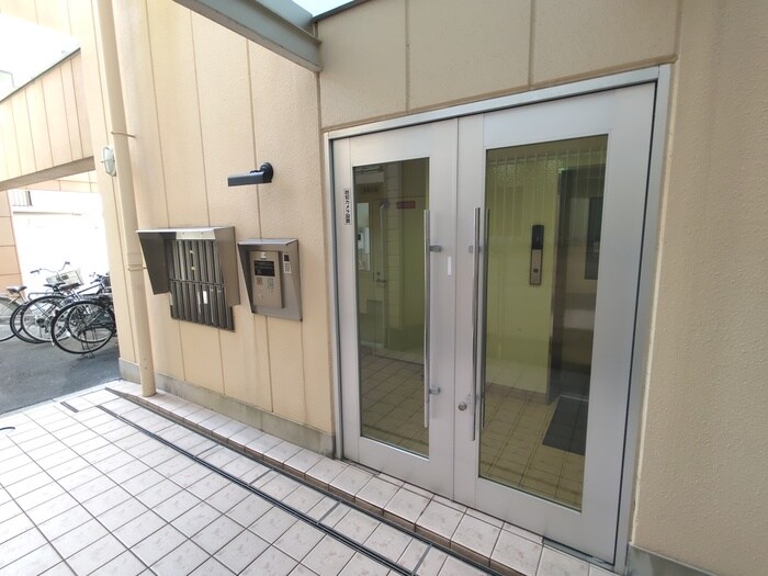 物件外観写真4　(エントランス部分)