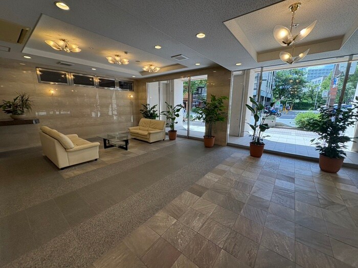 物件外観写真2　(エントランス部分)