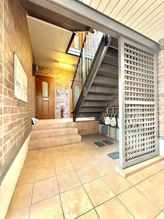 物件外観写真1　(エントランス部分)