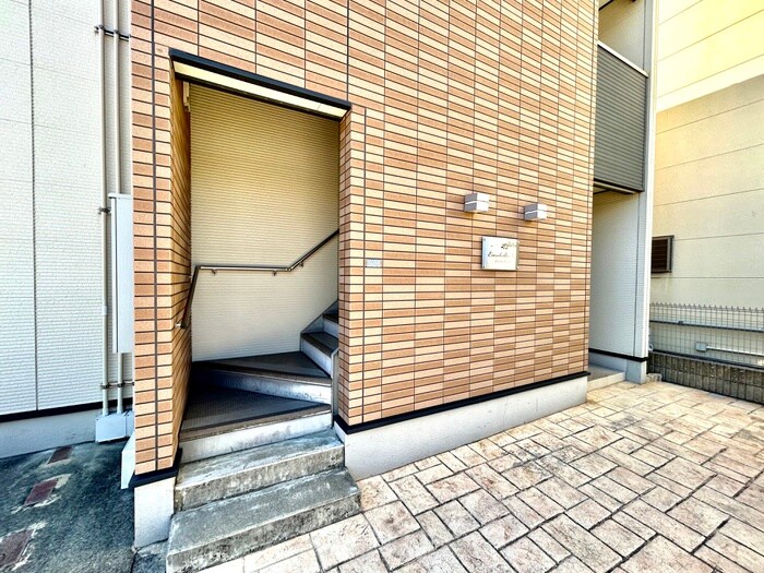 物件外観写真2　(エントランス部分)