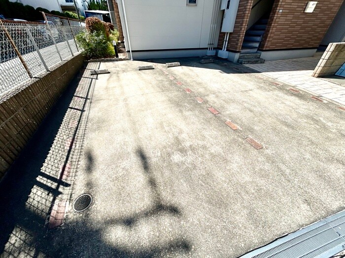 物件外観写真4　(駐車場)