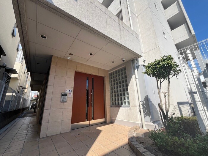 物件外観写真2　(エントランス部分)