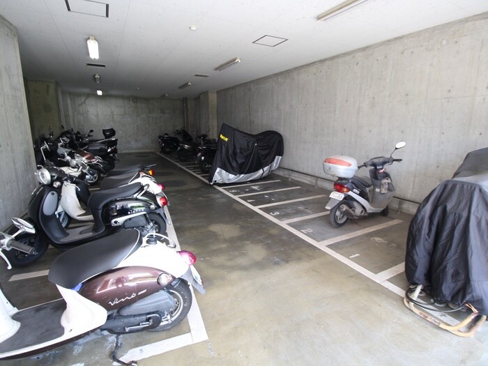 物件外観写真6　(バイク置き場)