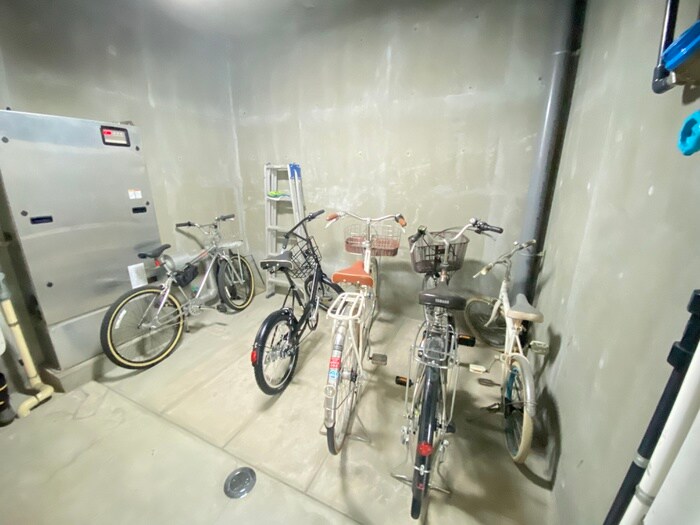 物件外観写真4　(駐輪場)