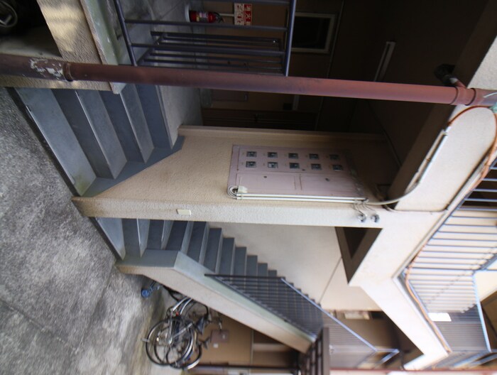 物件外観写真6　(エントランス部分)