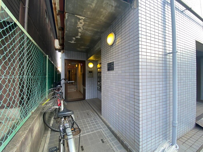 物件外観写真2　(エントランス部分)