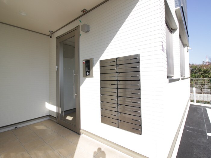 物件外観写真3　(エントランス部分)