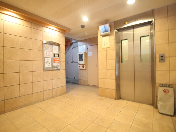 物件外観写真5　(エントランス部分)